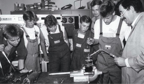 Wolfgang Montagne mit Auszubildenden in der Kältewerkstatt
