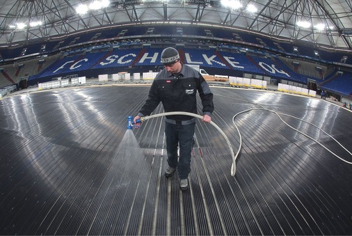 Robuste und zuverlässige Kreiselpumpen von ITT Lowara pumpen ein 14°C 
kaltes Glykol-Wassergemisch durch die Eismatten. Durch Besprühen mit Wasser 
wird eine widerstandsfähige und tragfähige Eisschicht aufgebaut
