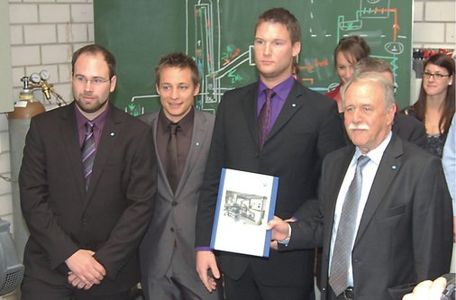 Sascha Hellmann (3. v. l.) präsentierte den Festgästen einen 54 Jahre alten 
Kryogenerator, den er zusammen mit Micha Kluge und Andreas Schiener (1. + 2. 
v. l.) in rund 1500 Arbeitsstunden neben Studium und Praxisausbildung 
restauriert und technisch…