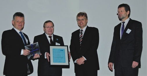 Bernhard Fischer (2. v. l.) vom Bezirksverein Hamburg wurde für seine 
Verdienste für den DKV vom Vorstand mit der Ehrenmitgliedschaft 
ausgezeichnet. Rechts Laudator Günther Saß

