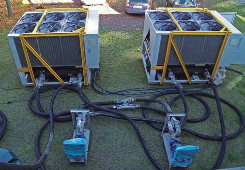 Den Kaltwassersatz installierte man im Außenbereich. Ein zweites Gerät 
stand als redundantes System zur Verfügung
