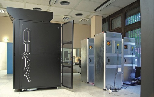 Durch Öffnungen im Doppelboden blasen EDV-Lüftungsgeräte Kaltluft in den 
Serverraum. Der neue Rechner hat Ansaugventilatoren, die diese 
heruntergekühlte Luft aus dem Boden aufnehmen
