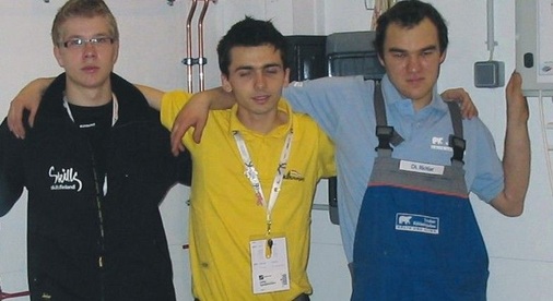 Zusammen mit einem ungarischen Elektriker und einem finnischen Heizungsbauer 
gewann Christian Richter (r.) in der Teamwertung die Silbermedaille
