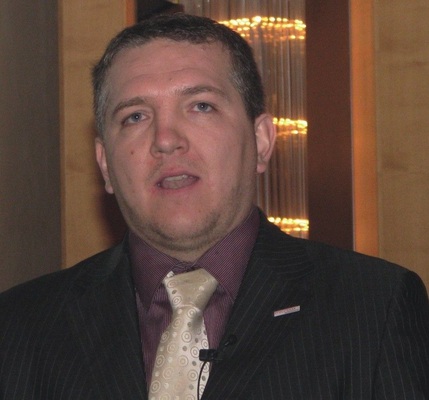 Josef Riha bei seinem Vortrag über dieCO2-Gaskühler
