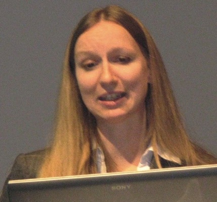 Gunda Mader bei ihrem Vortrag über die bessere Kältemittelverteilung im 
Verdampfer
