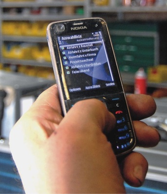 Der Monteur bekommt neue Auftragsdaten über virtic unmittelbar auf sein 
Handy geschickt. So wird er unkompliziert über seinen aktualisierten 
Einsatzplan aufgeklärt
