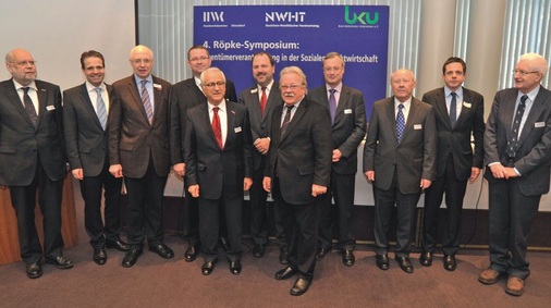 16 hochkarätige Referenten (11 von ihnen im Bild) rangen am 1. Dezember 2010 
in Düsseldorf um neue Regeln für Kapitalgesellschaften. Im Bild v. l.: 
Gerrit Meijer, Andreas Möhlenkamp, Thomas Köster, Holger Steltzner, 
Wolfgang Schulhoff, Martin Wilde,…