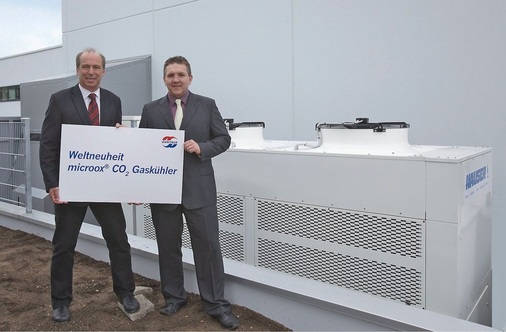 Bild 3: Die erste Feldanlage mit CO2-microox-Gaskühler (rechts: Dr. Josef 
Riha, links: Wolfgang Nohava, Geschäftsleitung Hans Güntner GmbH, 
Österreich)
