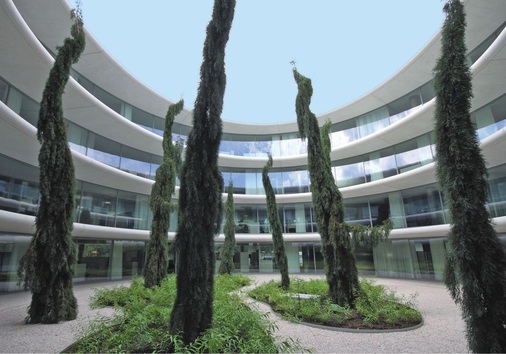 Innenhof des neuen Verwaltungsbaus: Mit einer Fläche von 6 000 m2 auf vier 
Stockwerken bietet er Platz für 250 Angestellte
