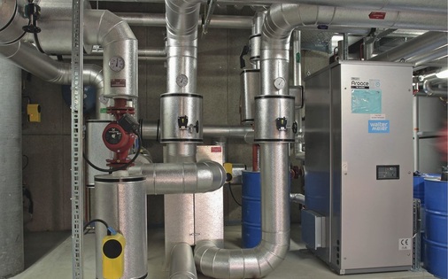 Wärmeüberschüsse aus der Solarthermie-Anlage werden über die 
Yazaki-Absorptionskältemaschine WFC SC 30 in Kälte umgewandelt. Primär 
wird solar erwärmtes Wasser für die Trinkwassererwärmung und Heizung 
genutzt
