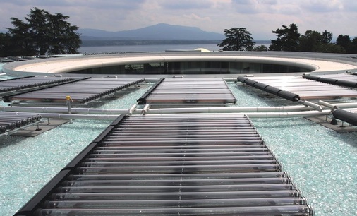 Auf dem Dach des Gebäudes sind 90 VakuumRöhren-Kollektoren vom Typ Xinox 
installiert. Die maximale Heizleistung liegt bei 55 kW
 - © Fotos: Yazaki
