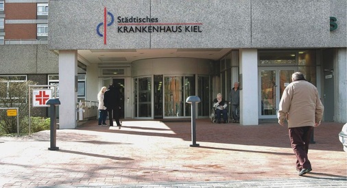 Der Eingangsbereich des Städtischen Krankenhauses Kiel.
