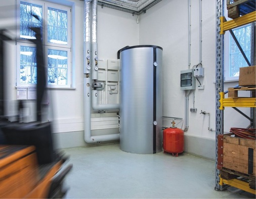 Der Speicher und die Heizungsstation nehmen nur knapp 2 m² Platz in 
Anspruch.
