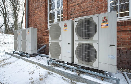 Die vier als Kaskade verschalteten Zubadan ­Wärmepumpen laufen überwiegend 
an ihrem optimalen Betriebspunkt zwischen 30 und 70 Prozent Leistung.
