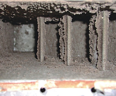 Verschmutzter Kniekanal
