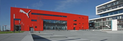 PUMAVision Headquarters mit Retail-Gebäude in Form einer Schuhschachtel 
(links) und dem Verwaltungsbau (rechts).
 - © Alle Siemens
