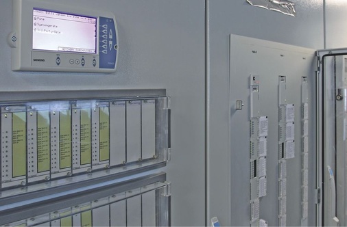 Schaltschrank mit aufgesetzter PX-Automationsstation und Handbedienebene in 
der Schaltschranktür.
