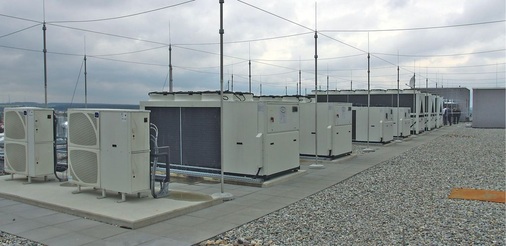 Alle Wärmepumpen und Kältemaschinen insgesamt neun Aggregate sind auf dem 
Dach des Verwaltungsgebäudes aufgestellt
