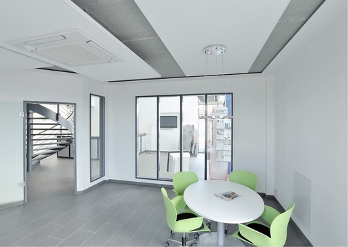 Die Fußbodenheizung sichert die Grundlast, die Klimaanlage erhält einen 
Großteil der Wärme aus dem Serverraum.
