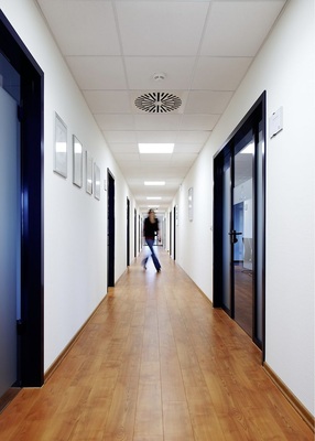 Die Anbindung der Serverkühlung an eine Lüftungsanlage führt oft zu 
Überdimensionierungen der Kanäle und Zentralgeräte.
