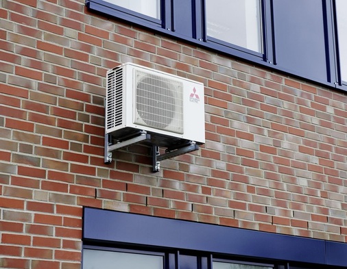 Ein klassisches Mono-Split-Außengerät des Herstellers Mitsubishi Electric 
sorgt für die Kühlung des Serverraumes.
