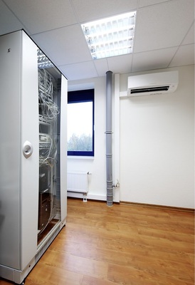 Für die Kühlung kleiner Serverräume ist oft nur ein Innengerät 
erforderlich.
