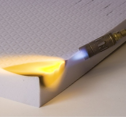 Entscheidend bei allen Stoffen, die in einem Rechen­zentrum verbaut werden, 
ist die Brandlast. Dadurch, dass es schwer entflammbar ist und nicht 
schmilzt, erreicht Clima-Tect hier die höchste Brandschutz­­klasse B1.
