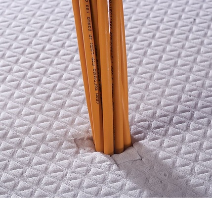Der verwendete Melaminharz-Schaum ist elastisch, wodurch sich die Platten eng 
um jedes Kabelbündel schließen und auch die Ränder hin zum Doppelboden gut 
abdichten.
 - © Hanno Werk
