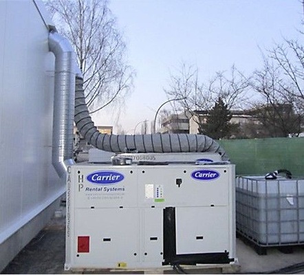 Kaltwassersatz (Heatpump) mit Lüftungsgerät AH 170, angeschlossen an Halle 
durch Wickelfalzrohr und Außenluftschlauch; Durchmesser: 500 mm.
