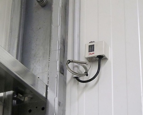 Zwei DanfossThermostate messen die Raumtemperatur und aktivieren den Kühl- 
oder Heizmodus der Heatpump.
