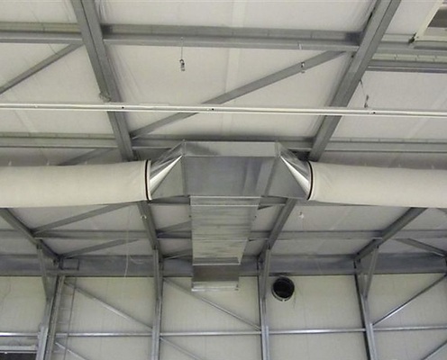 Luftkanal-Festinstallation, über T-Stück an textile Luftschläuche 
montiert.
