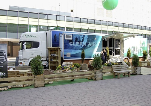 Camfil demonstrierte im Info-Truck auf dem Außen­gelände aktuelle 
Luftverschmutzungsdaten aus aller Welt und die Wirksamkeit seiner Filter.
