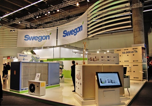 Der schwedische Anbieter von Raumluftprodukten und -konzepten Swegon stellte 
mit „Tau“ eine flexible Wärmepumpe für die Anwendung in Wohnhäusern 
aus dem Sortiment der BlueBox-Kühlsysteme und Wärmepumpen vor.
