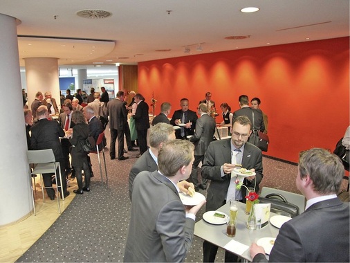 Zahlreiche Tagungsteilnehmer nutzten das abschließende Get-together zum 
persön­lichen Erfahrungsaustausch.
