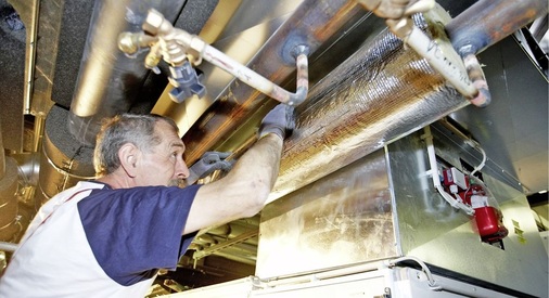 Wie so häufig in denkmalgeschützten Gebäuden war Platz auch in den 
Versorgungszentralen des Neuen Museums Mangelware: Lüftungs-, Kälte- und 
Heizungsleitungen fanden sich auf engstem Raum.
