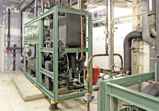 Die CO2-Verbundanlage für den Tiefkühlbereich. Bildmitte: CO2 / R 404 
A-Plattenwärmeübertrager (Alfa Laval, Typ ACH-250EQ). Der extern kühlbare 
Behälter mit rund 250 Liter (links) nimmt bei Stromausfall oder bei 
Revisionsarbeiten das Kältemittel auf.
