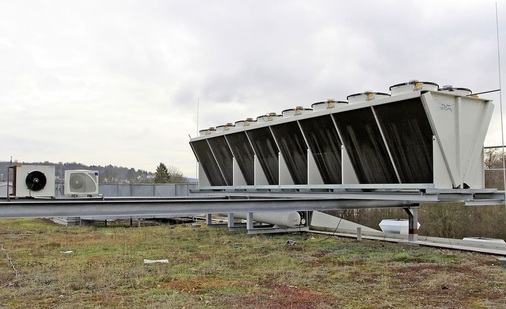 Der V-förmige Kältemittel-Verflüssiger von Alfa Laval (Typ AlfaBlue 
ACVL908C) auf dem Dach des Globus Handelshofes ist gezielt auf hohe 
Energieeffizienz ausgelegt. Die Ventilatoren werden paarweise in 
Abhängigkeit der Temperaturdifferenz zwischen…