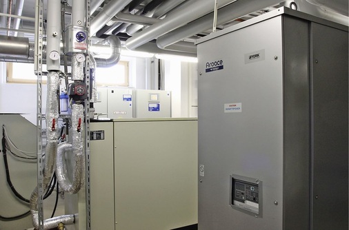 Die größte Marktabdeckung für kleinere Absorberleistungen bietet in 
Zukunft die Heizungsbranche. Diese Kraft-Wärme-Kälte-Kopplungsanlage in der 
VR-Bank in Schweinfurt-Sennfeld wurde von einem Heizungsfachbetrieb 
installiert.
