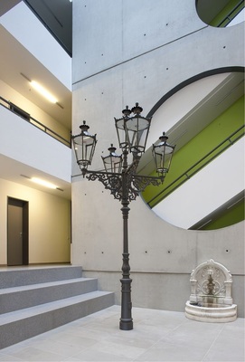 Die 5½-geschossige Blockbebauung bietet auf ­insgesamt ca. 12 000 m² 
Wohnfläche überwiegend schwellenfreien Wohnraum zwischen 40 und 129 m². 
Großzügig und freundlich gestaltete Foyers sind kommunikativer Treffpunkt 
für die Bewohner.
