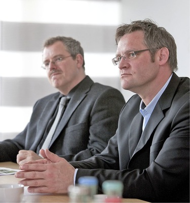 Dipl.-Ing. Thomas Brandner (links), Leiter Baurealisation, und Stefan Hohnen, 
Produkt Manager von Interboden, haben die Planung und Umsetzung des 
Energiekonzepts maßgeblich betreut.
