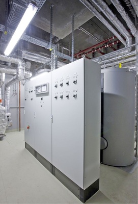 Die Steuerungszentrale wertet alle Signale für die Heizung, Kühlung und 
Warmwasserbereitung aus und regelt die gleichmäßige Verteilung der Wärme 
und der Kälte in den fünf Wohngebäuden von „Quartis Les Halles 2.0“. 
Dabei sorgt die Zentrale auch für die…