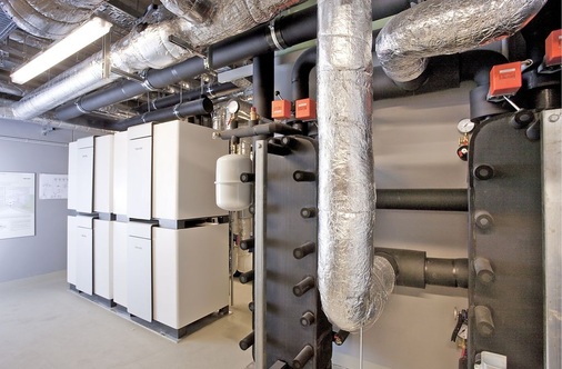 Zur modernen Form des Wohnens gehört innovative Haustechnik. Das 
Energiekonzept nutzt regenerative Energien aus dem Grundwasser mit einem 
Wärmepumpen-System von Stiebel Eltron.Es ist die bislang größte 
Wasser/Wasser-Wärmepumpenanlage in Düsseldorf.

