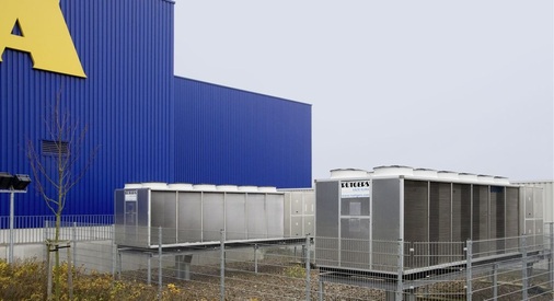 Letztlich unterscheidet sich der IKEA-Markt nur in seinen Dimensionen vom 
Einfamilienhaus. Die Wärmepumpen stehen neben dem Gebäude.
