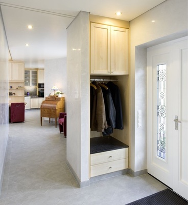 Nach der Fertigstellung des Flurs: Die Gestaltung lässt nicht auf den ersten 
Blick erkennen, wie hier die Wärmeverteilung bzw. Kühlung vonstattengeht.
