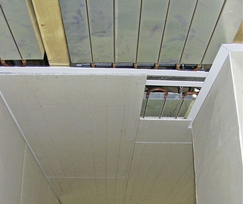 Hinter den Rigipsplatten befinden sich die Heiz-Kühlelemente, hier die 
Montage im Flur.
