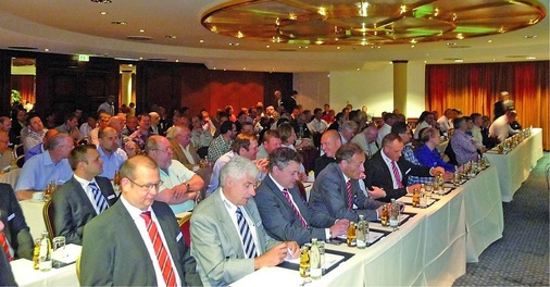 Das bis zum letzten Platz gefüllte Auditorium.
