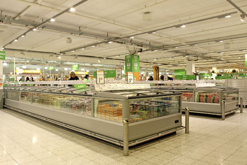 Die Tiefkühltheken werden direkt über Kupferleitungen mit dem Kältemittel 
CO2 angefahren; die Temperaturregelung erfolgt über das LDS-Regelungssystem 
von Danfoss.
