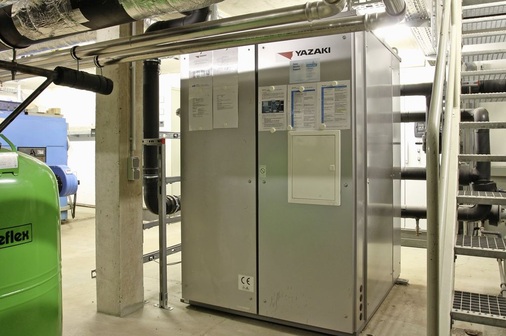 Trotz beengter räumlicher Verhältnisse ließ sich die kompakte 
Yazaki-Absorptionskältemaschine (105 kW Nenn-Kälteleistung) nachträglich 
noch gut in den vorhandenen Raum der FW-Übergabestation einbauen.
 - © Yazaki
