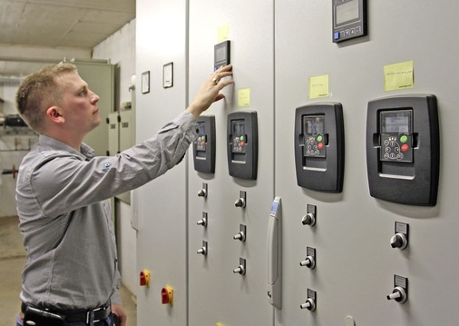 Alle Pumpen- und Ventilatorenantriebe der AKM und des Rückkühlers sind 
drehzahlgeregelt. Das verbessert die Leistungszahl der AKM und vergrößert 
die für ein Fernwärmenetz wichtige Temperaturdifferenz zwischen Vorlauf- 
und Rücklauf.
