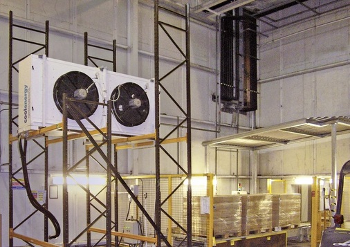 Die mobilen Low-Temp-Lüftungsgeräte platziert man auf Schwerlastregalen.
